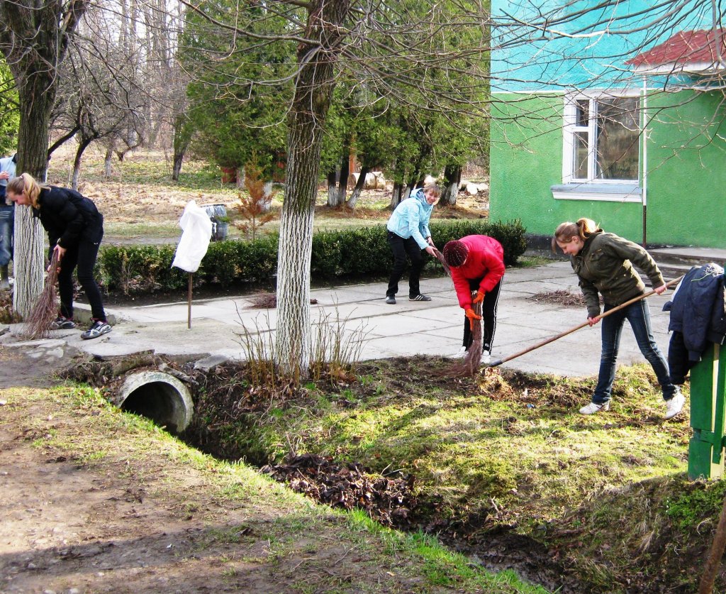 День довкілля - в Болохівському л-ві разом з учнями шкільного л-ва.jpg